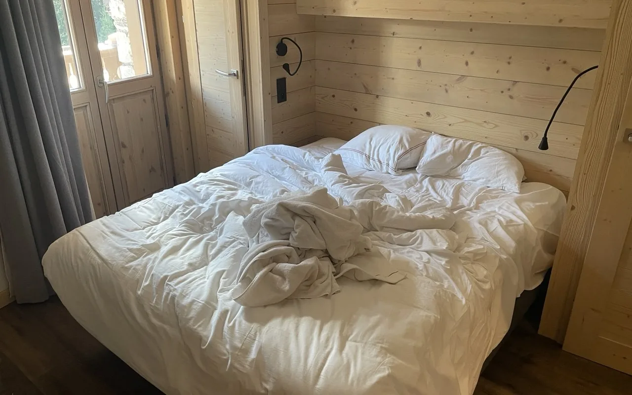 Avant — Chambre de chalet refaite entre deux séjours