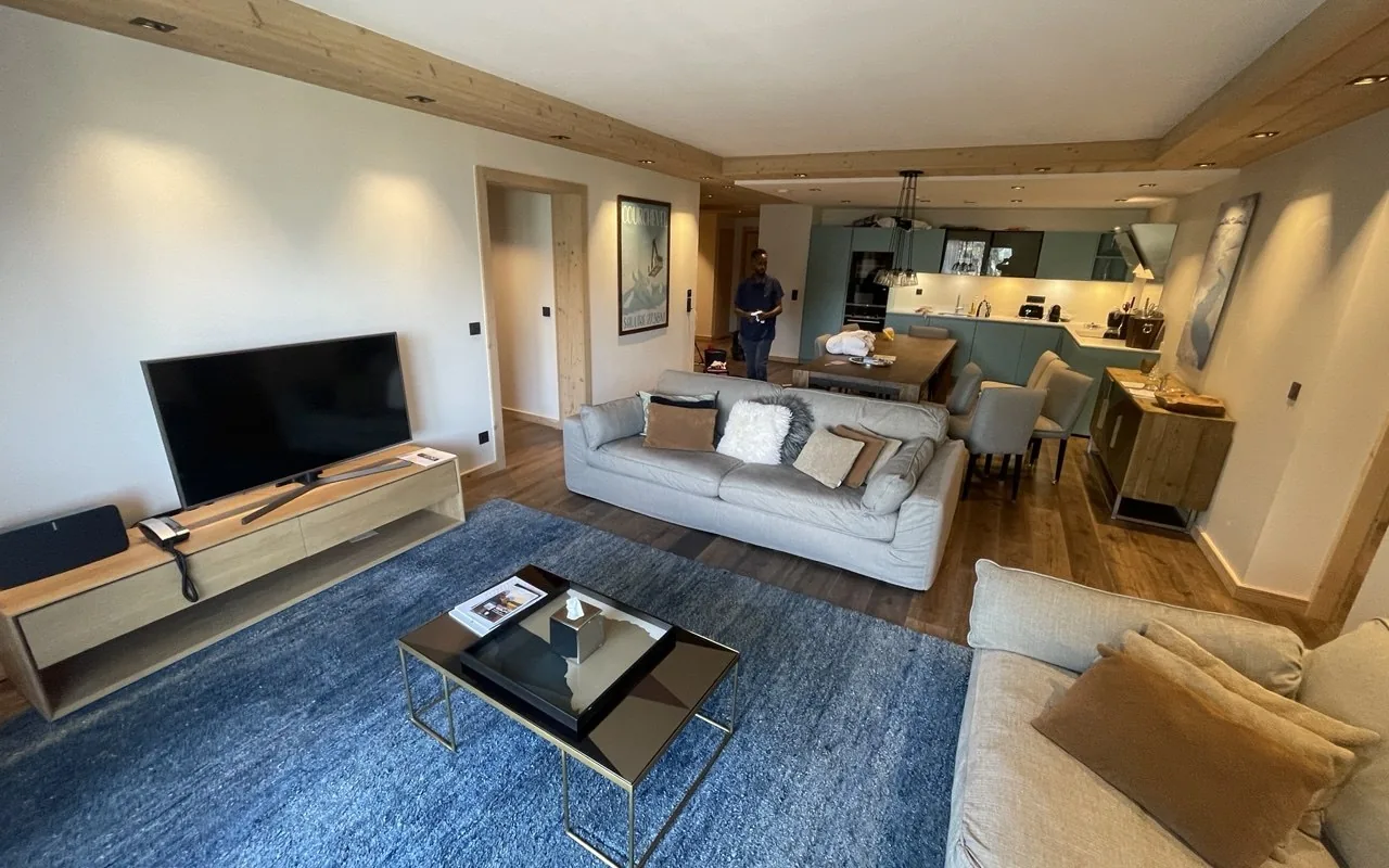 Après — Salon de chalet remis en état entre deux séjours, en Savoie