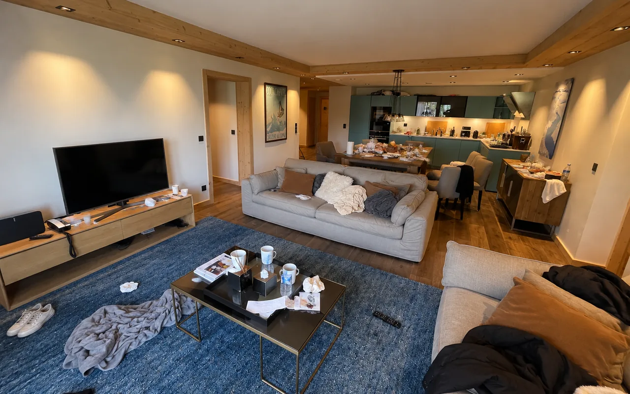 Avant — Salon de chalet remis en état entre deux séjours, en Savoie