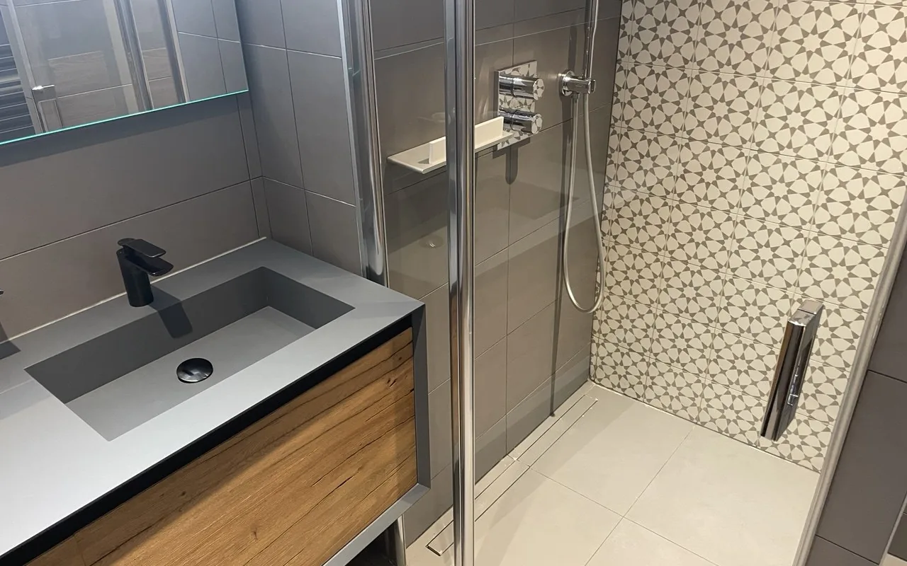 Salle de bain de suite, après passage de rotation